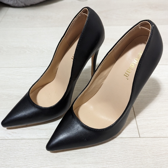 Black Pumps - Picture 3 of 9